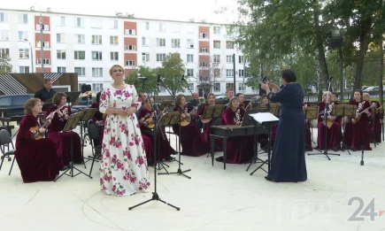 В нижнекамском сквере Лемаева ко дню республики сыграл концерт оркестр народных инструментов - НТР 24