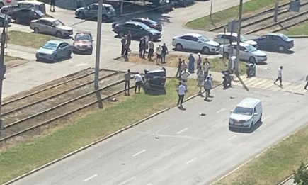 В Нижнекамске легковушка снесла мотоцикл и перевернулась - НТР 24