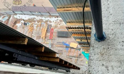 В Казани 25-летний рабочий сорвался с одиннадцатого этажа и погиб - НТР 24