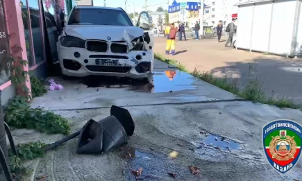 В Казани вылетевший на тротуар BMW сбил насмерть самокатчика - НТР 24