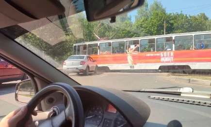 В Нижнекамске легковушка столкнулась с трамваем у площади Лемаева - НТР 24