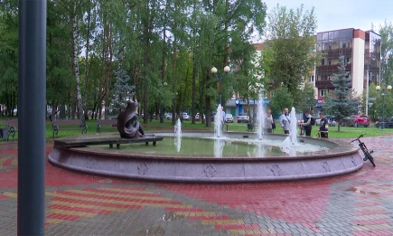 Парк Тукая преображается: рабочие запустили фонтан и обновляют детские площадки - НТР 24