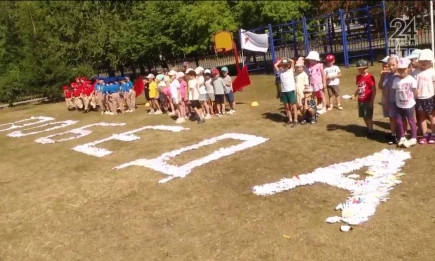 В Нижнекамске дети выложили слово «Победа» из бумажных ладошек - НТР 24