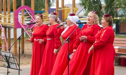 Жители Каенлов отметили ремонт двора уличным фестивалем - НТР 24