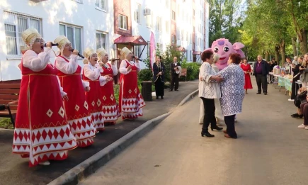Праздником отметили благоустройство двора на Тихой аллее, 4 в Нижнекамске - НТР 24