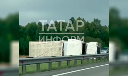 В Татарстане фура перевернулась и перекрыла движение на трассе - НТР 24