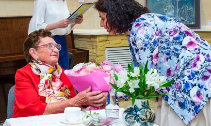 В Нижнекамске поздравили с 90-летием заслуженного врача РТ Любовь Куракину - НТР 24
