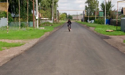 Жители посёлка Трудовой обновили дороги по программе самообложения - НТР 24