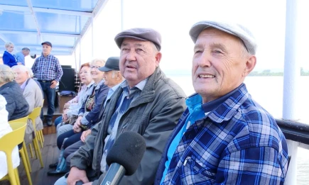 В Нижнекамске для ветеранов строительной отрасли организовали прогулку на теплоходе - НТР 24