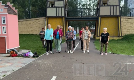 Нижнекамцев на бесплатных тренировках обучают азам скандинавской ходьбы - НТР 24
