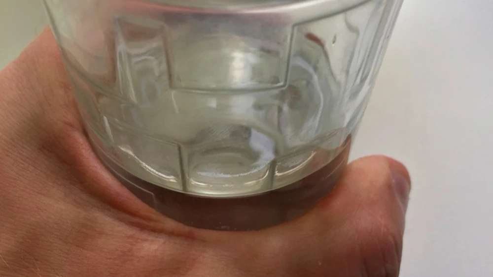 Стакан с водой в руке