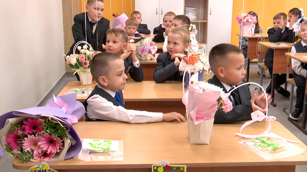 Первоклассники за партами в школе № 11 Нижнекамска