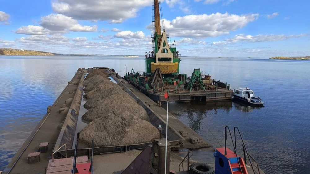 плавучий кран добывает песок в реке в татарстане