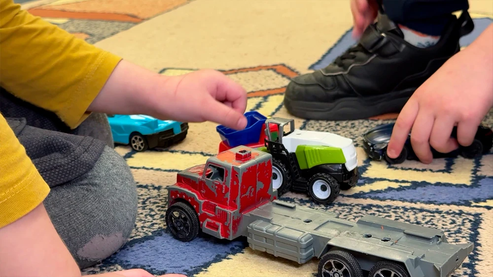 Дети играют с машинками