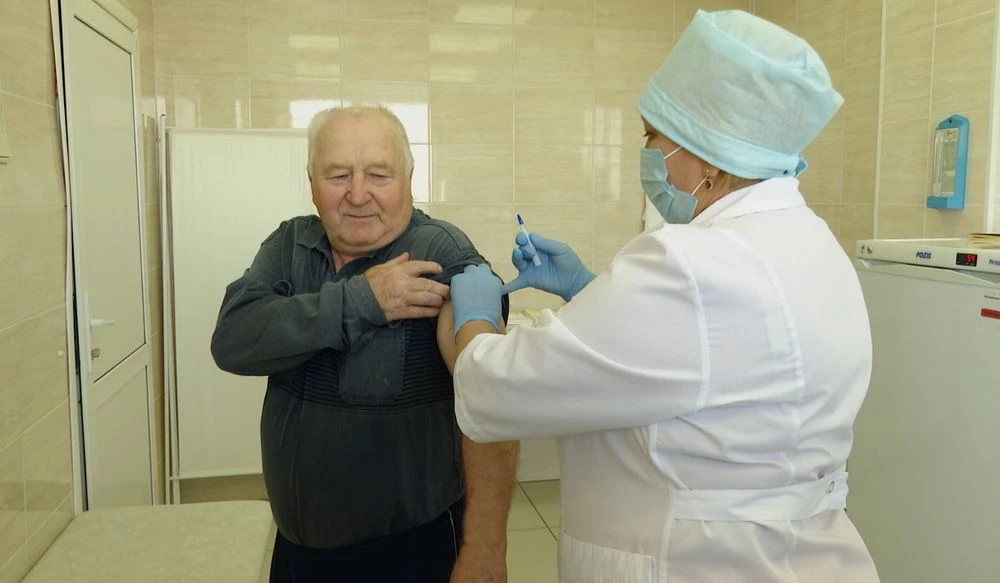 пенсионеру в нижнекамске делают прививку от гриппа