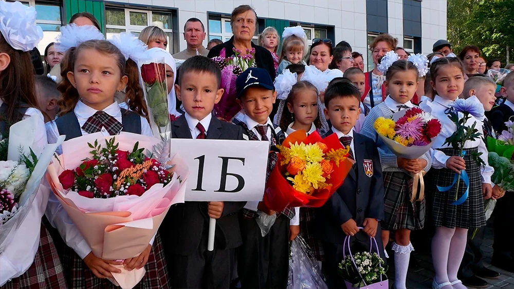 Школьники на линейке 1 Сентября