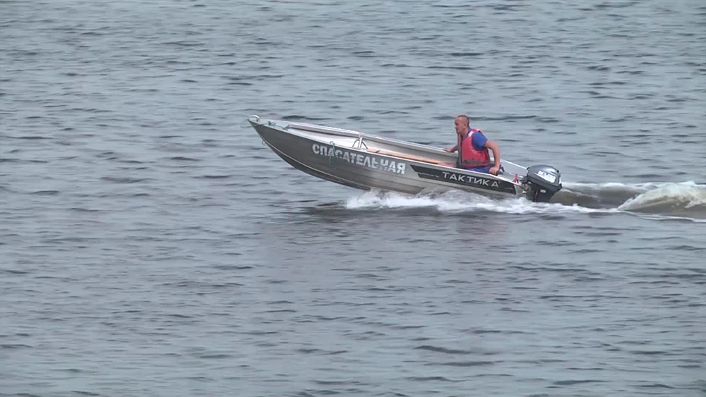 Лодка идёт по Каме