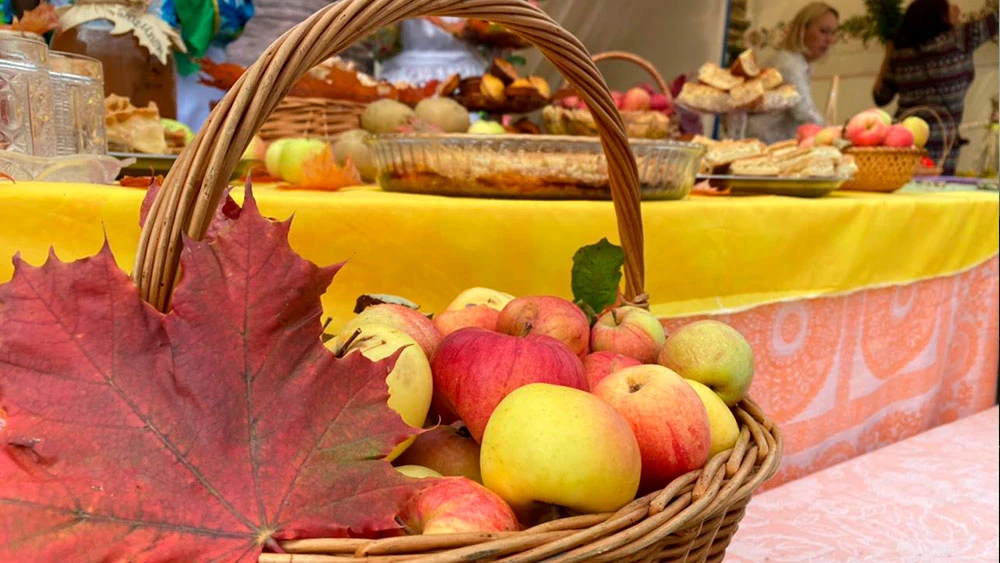 Яблоки в корзинке