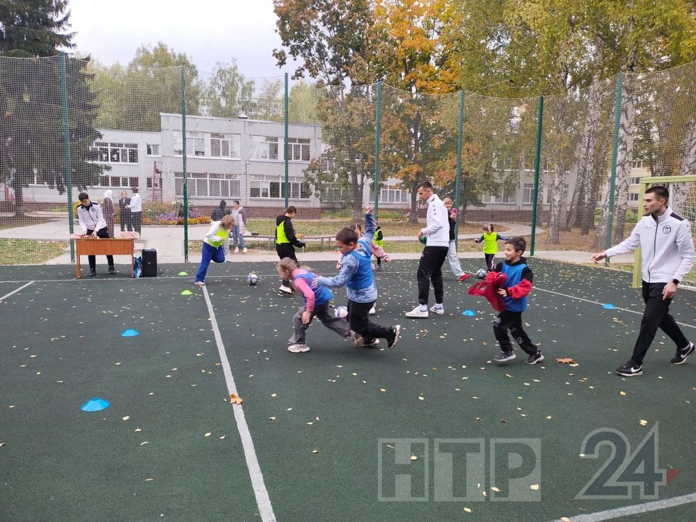дети приюта «Балкыш» играют в футбол в нижнекамске