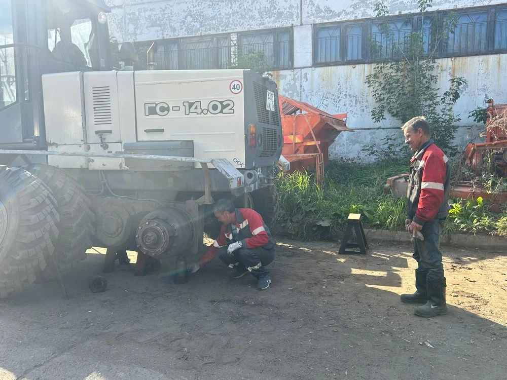 рабочие ООО «КПБ» Нижнекамска осматривают технику