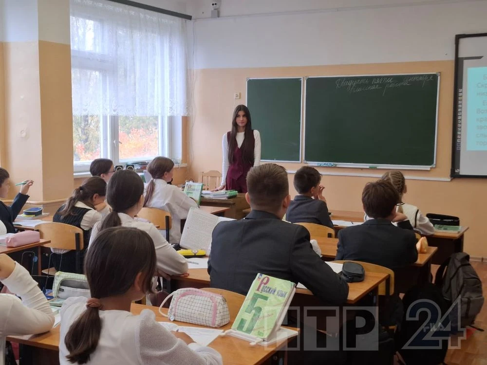 учитель русского языка и литературы Анна Шапорева ведет урок в школе № 10 Нижнекамска