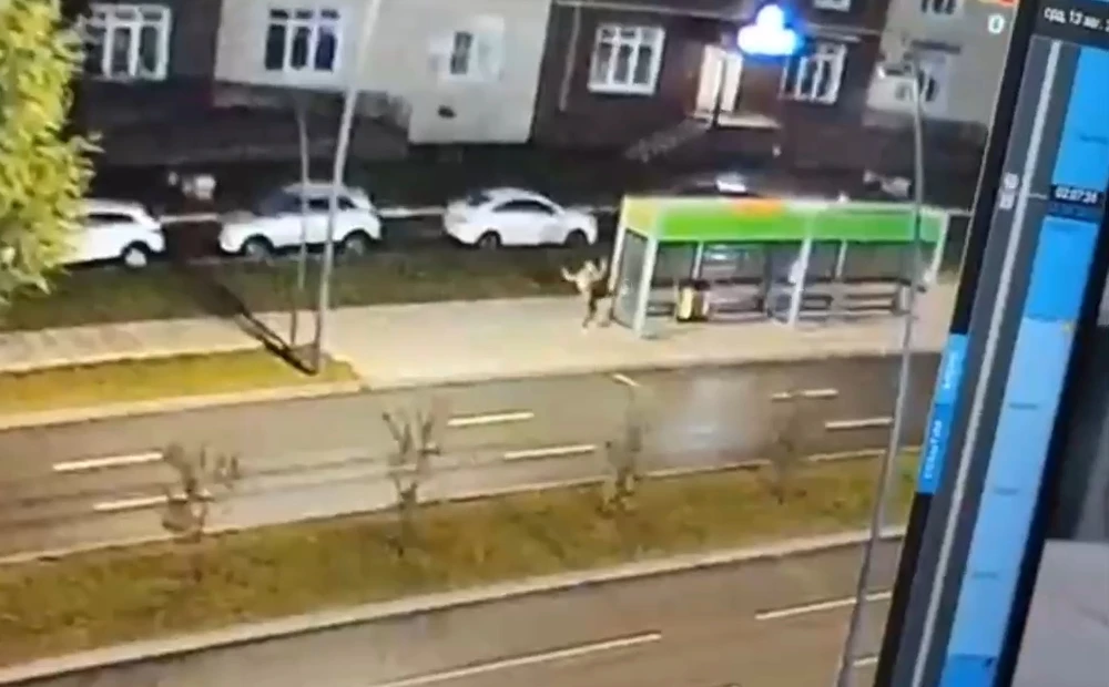 мужчина разбивает стеклянную стену остановки в Нижнекамске