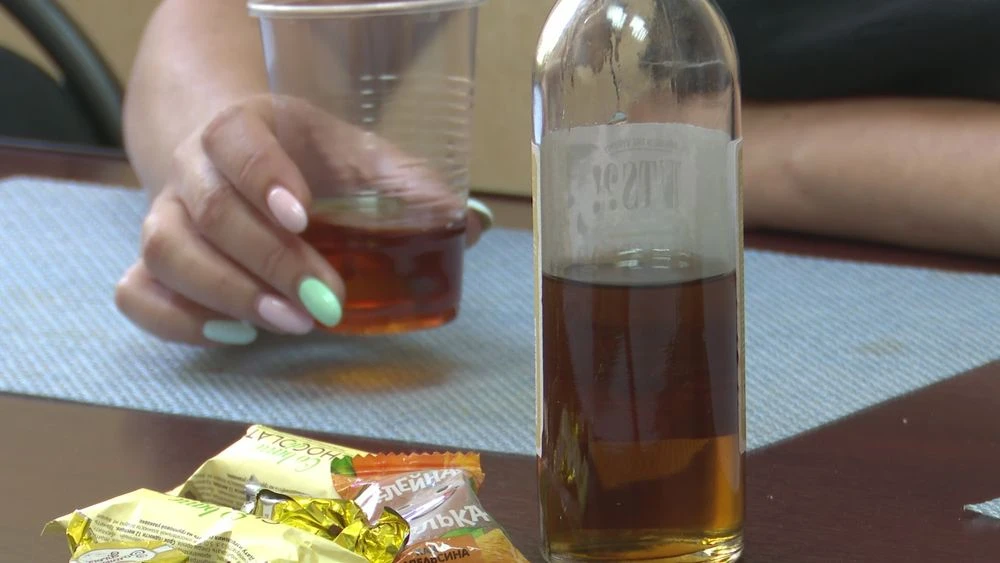 женщина пьёт коньяк