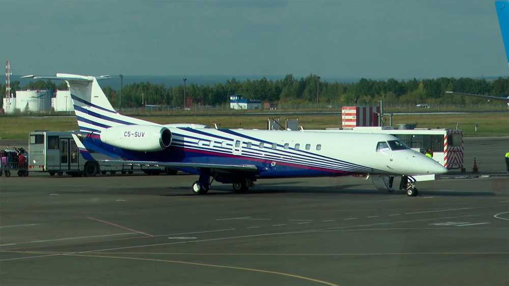 Самолёт на стоянке в аэропорту