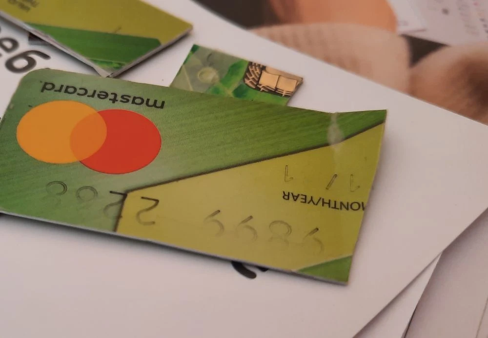 разрезанная банковская карта