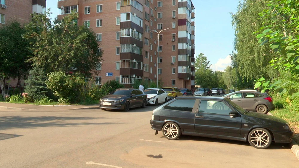 Двор с автомобилями в Нижнекамске