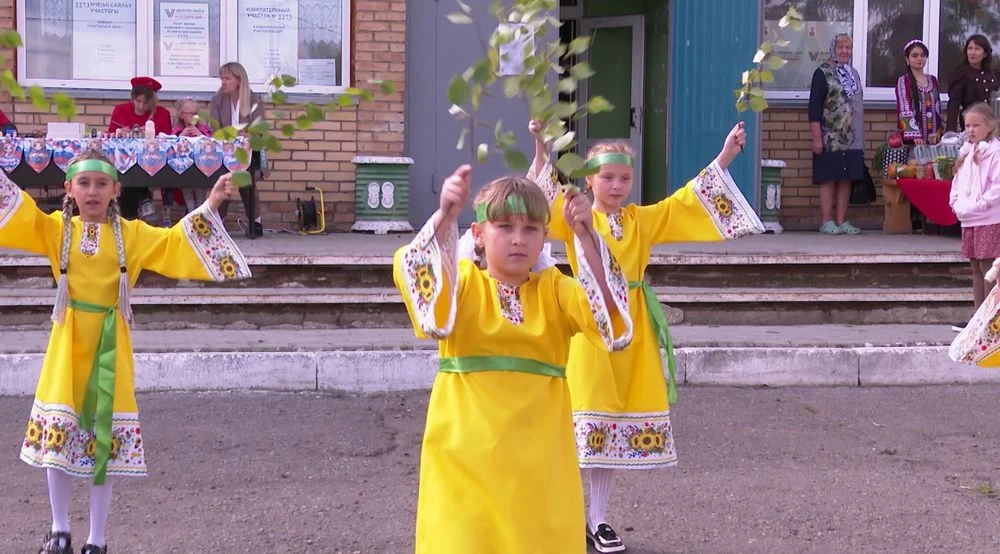 дети танцуют на избирательном участке в селе Нижнекамского района