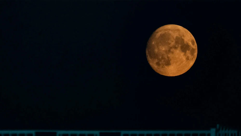 «Кровавая» Луна на небе