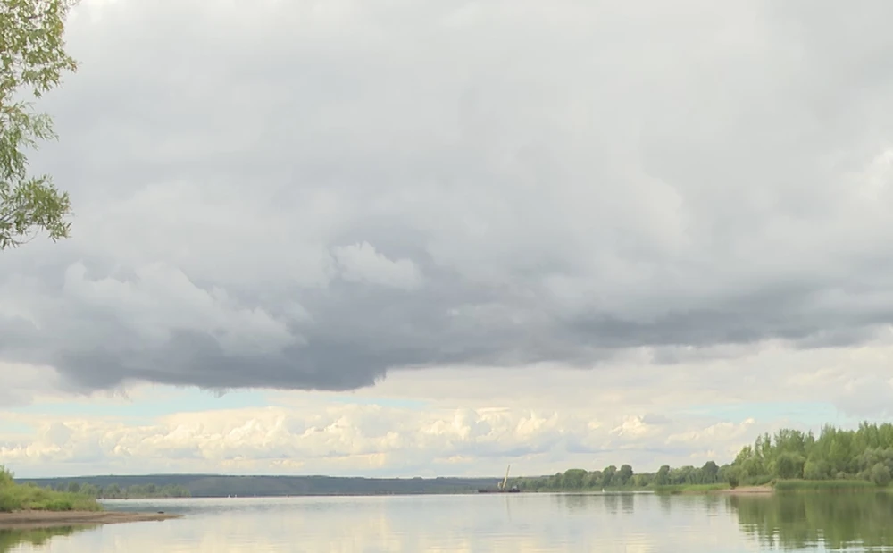 природа нижнекамска, небо в облаках и кама