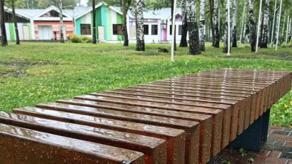 Скамейка после дождя в парке Семья в Нижнекамске