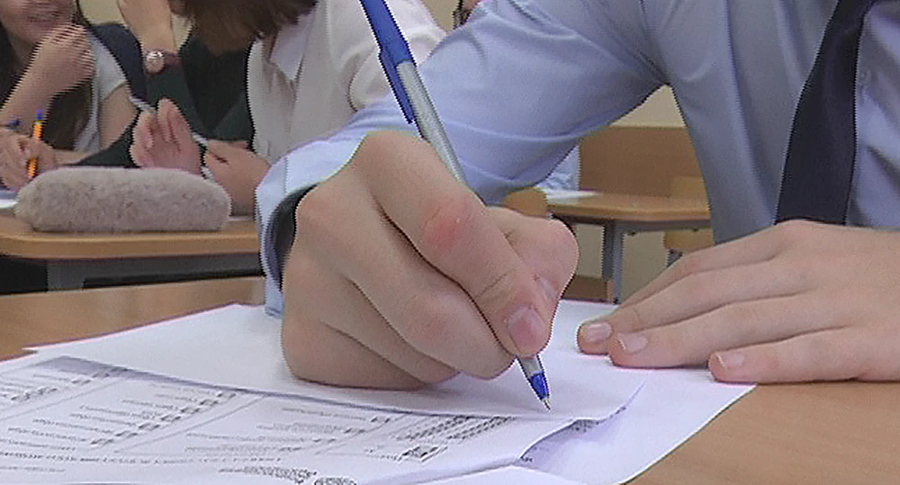 молодой человек пишет диктант