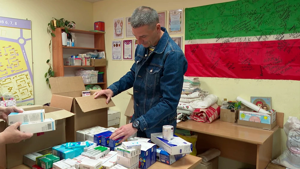 «Лекарь» получает лекарства в пункте сбора гумпомощи в Нижнекамске