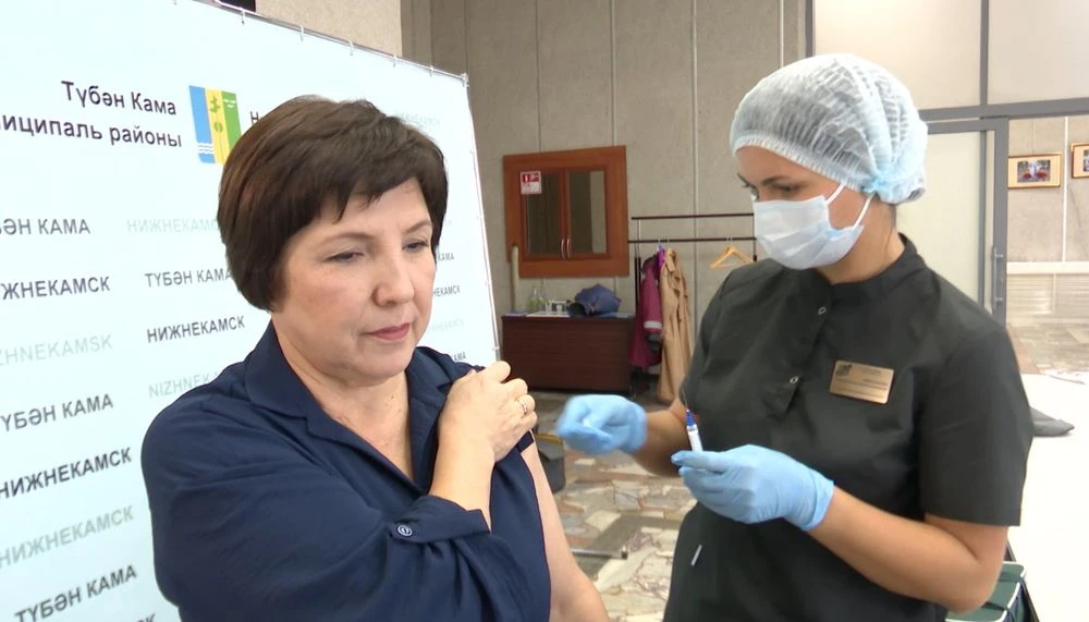 жительнице Нижнекамска делают прививку от гриппа