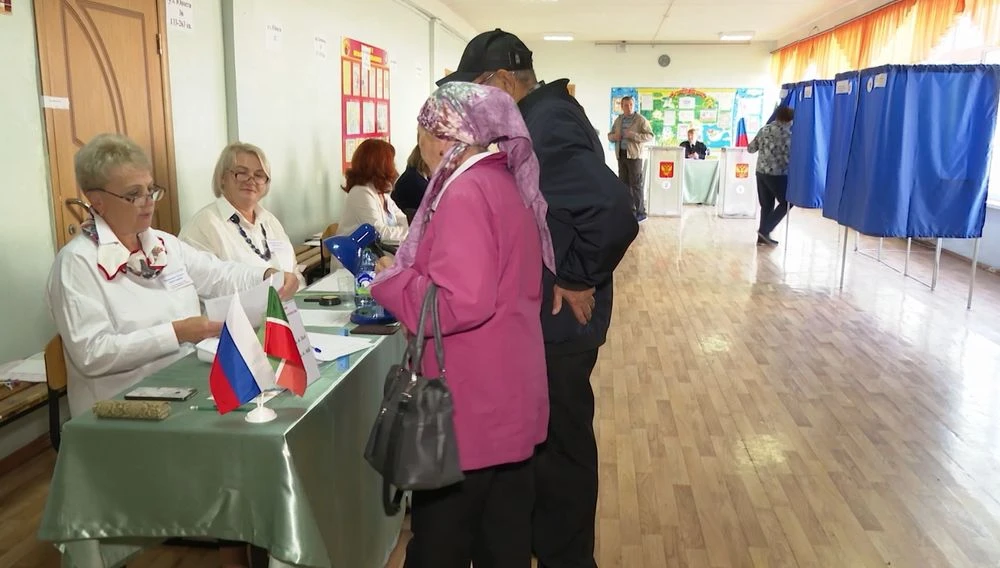 избиратели на избирательном участке в Нижнекамске