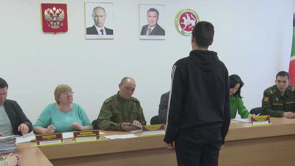 призывник перед призывной комиссией