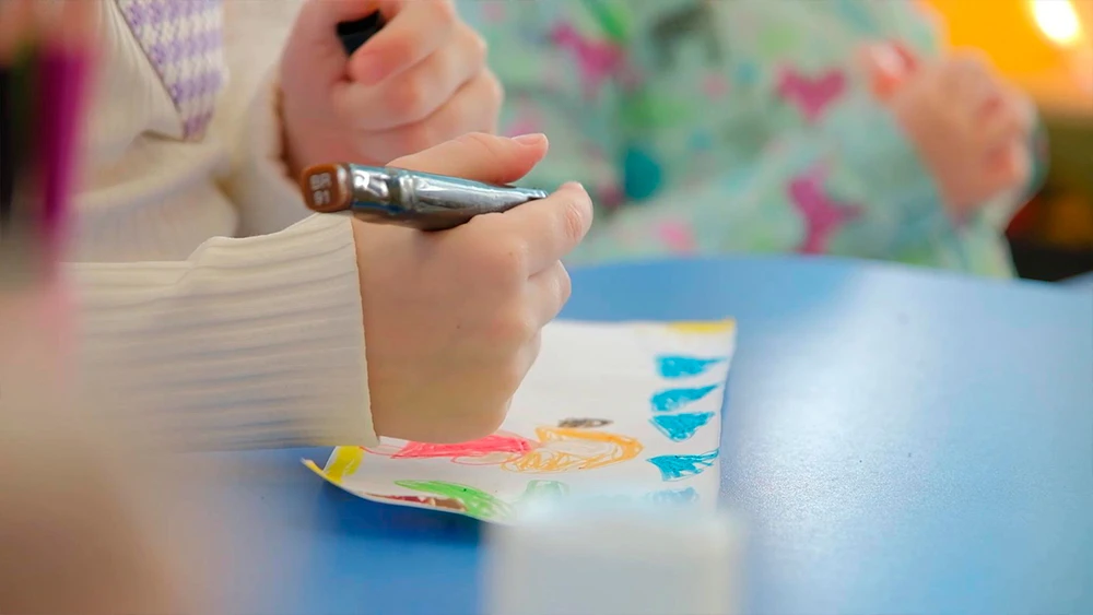 Ребёнок рисует