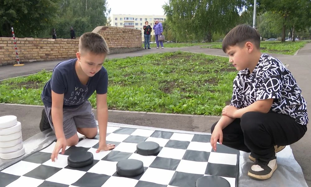 дети играют в шашки