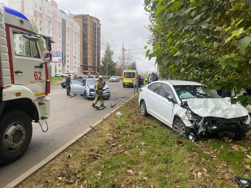 дтп на Химиков в Нижнекамске с Toyota Corolla и Hyundai Solaris 28 сентября 2025 года