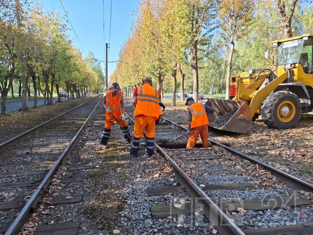 рабочие меняют шпалы на трамвайных путях нижнекамска