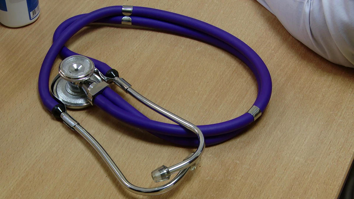 стетоскоп лежит на столе в кабинете доктора
