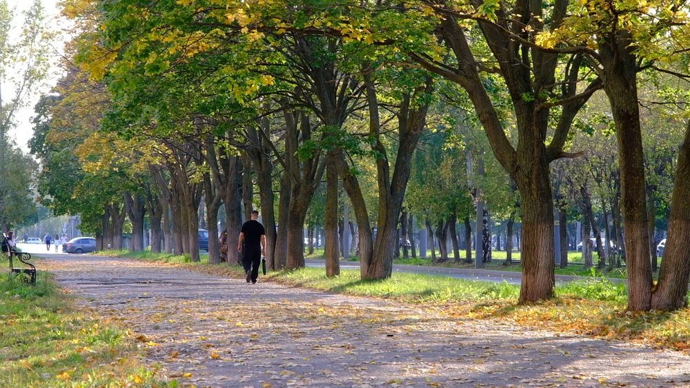 мужчина идёт по тротуару в Нижнекамске