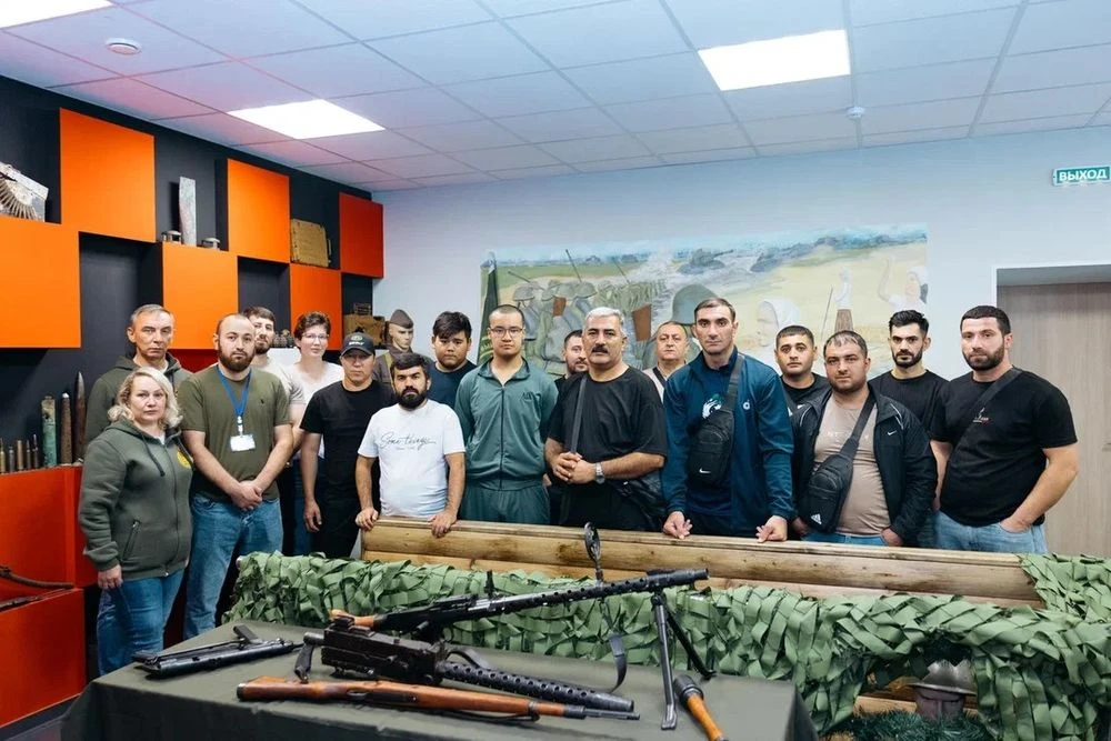 сотрудники подрядных организаций «Ямата» и «СварТехМонтаж» в музее Боевой славы в Нижнекамске