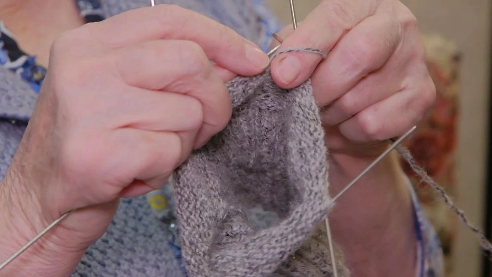 бабушка вяжет