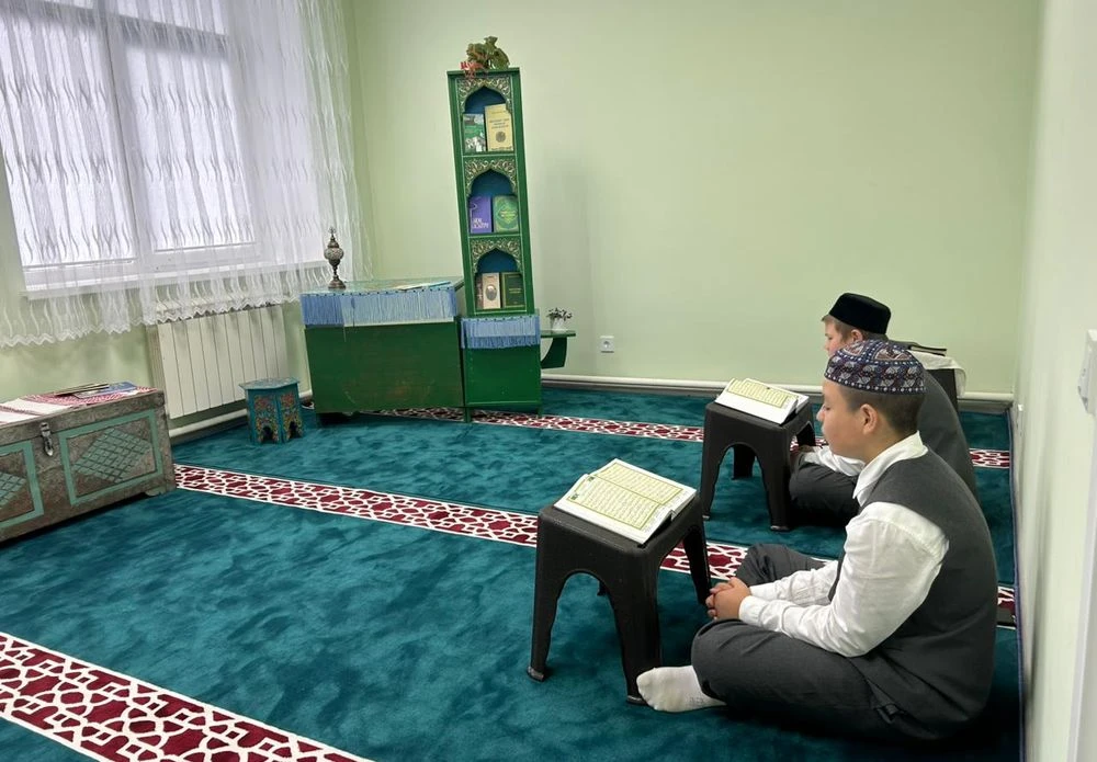 мальчики читают Коран в центре «Ихлас»