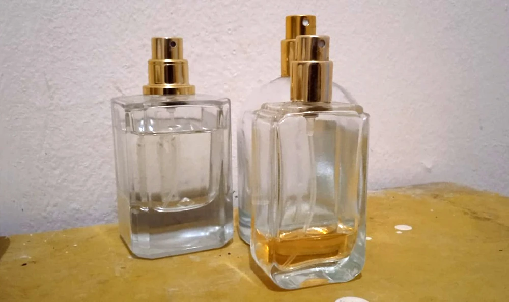 полупустые флаконы с духами