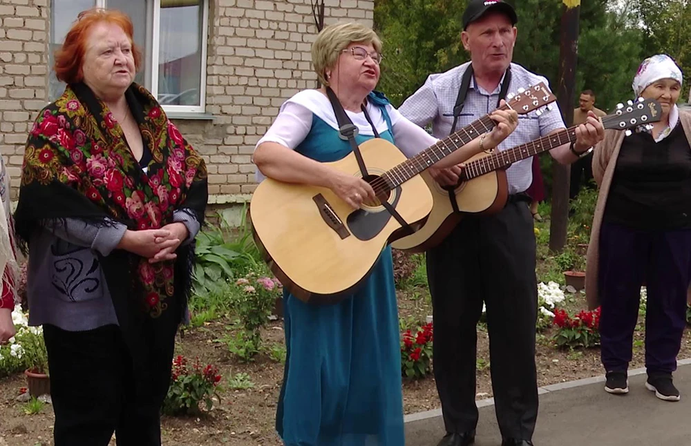 пенсионеры села Большое Афанасово под Нижнекамском поют под гитару